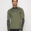 Nike Performance STRIKE DRILL - Langarmshirt - Medium Olive/night Forest/white | Herren
