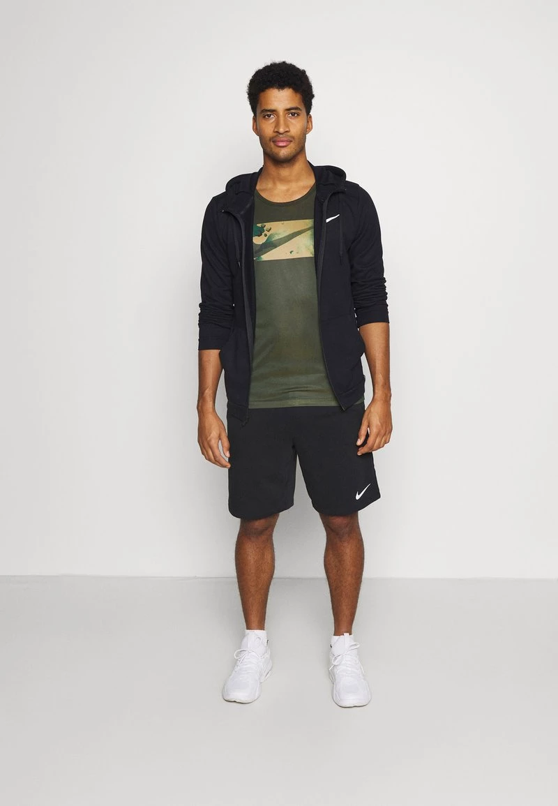 Nike Performance Sport T-shirt - Olive | Herren 2 Nike Performance Sport T-shirt - Olive | Herren – Bild 2