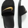 Nike Performance KAWA SLIDE UNISEX - Badesandale - Black/metallic Gold | Kinder