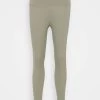 Nike Performance NIKE YOGA LUXE 7/8-INFINALON-LEGGINGS MIT HOHEM TAILLENBUND FÜR DAMEN - Tights - Light Army/stone