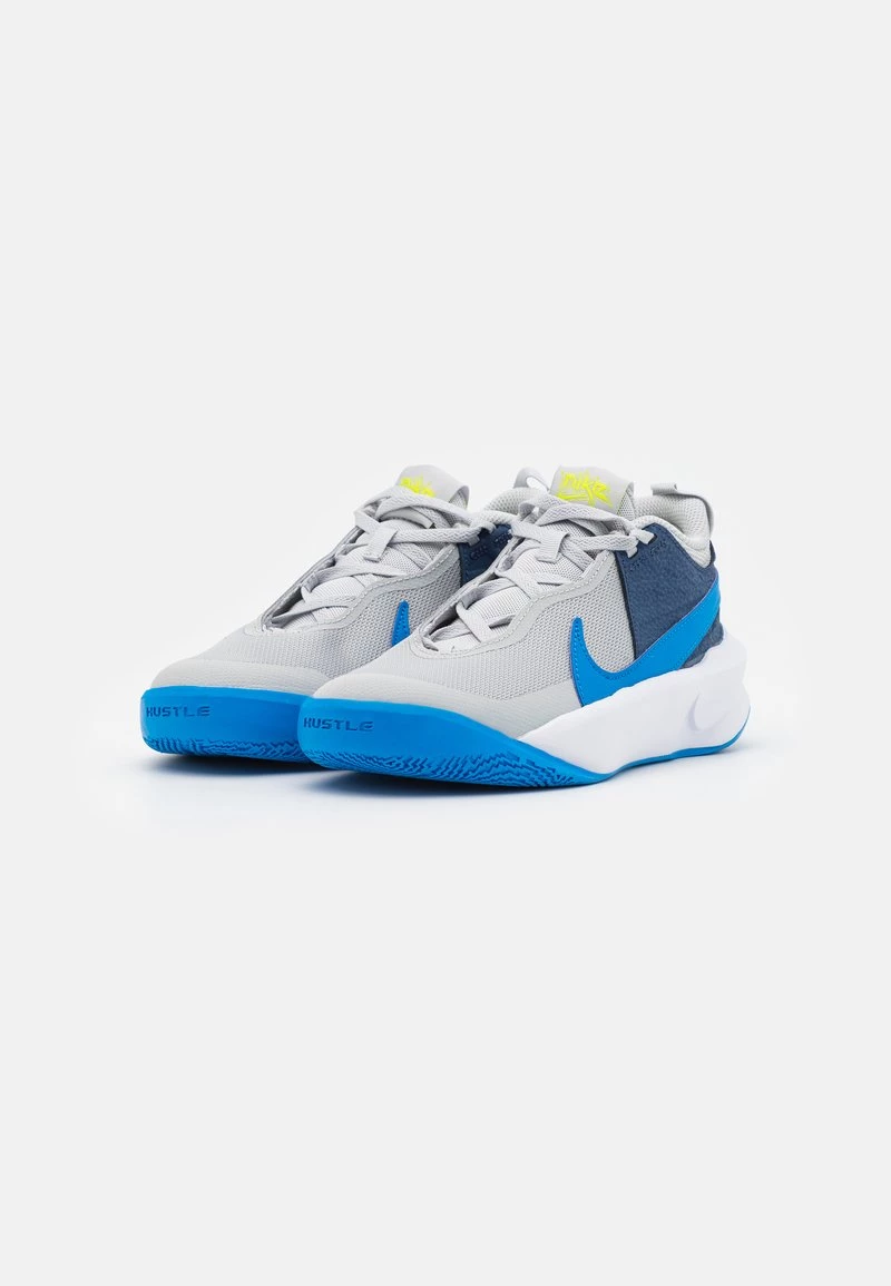 Nike Performance TEAM HUSTLE 10 UNISEX - Basketballschuh - Grey Fog/photo Blue/mystic Navy 2 Nike Performance TEAM HUSTLE 10 UNISEX - Basketballschuh - Grey Fog/photo Blue/mystic Navy – Bild 2