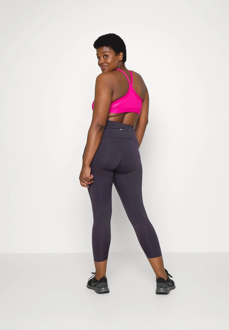 Nike Performance Damen INDY V NECK BRA PLUS - Sport-BH Mit Leichter Stützkraft - Active Pink/white 3 Nike Performance Damen INDY V NECK BRA PLUS - Sport-BH Mit Leichter Stützkraft - Active Pink/white – Bild 3