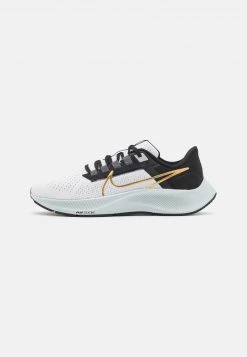 Nike Performance Herren AIR ZOOM PEGASUS 38 - Laufschuh Neutral - Photon Dust/metallic Gold Coin/light Smoke Grey/particle Grey/iron Grey/black