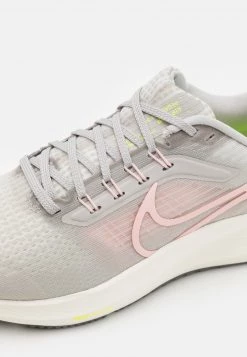 Nike Performance Damen WMNS AIR ZOOM PEGASUS 39 - Laufschuh Neutral - Light Iron Ore/atmosphere/light Orewood Brown/sail/light Madder Root/volt -Angebote Nike Store dc20b1cac62243089a47b59b83fd4d09