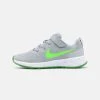 Nike Performance REVOLUTION 6 NN UNISEX - Laufschuh Neutral - Light Smoke Grey/green Strike/dark Smoke Grey/chrome