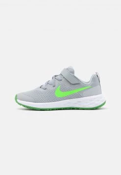 Nike Performance REVOLUTION 6 NN UNISEX - Laufschuh Neutral - Light Smoke Grey/green Strike/dark Smoke Grey/chrome
