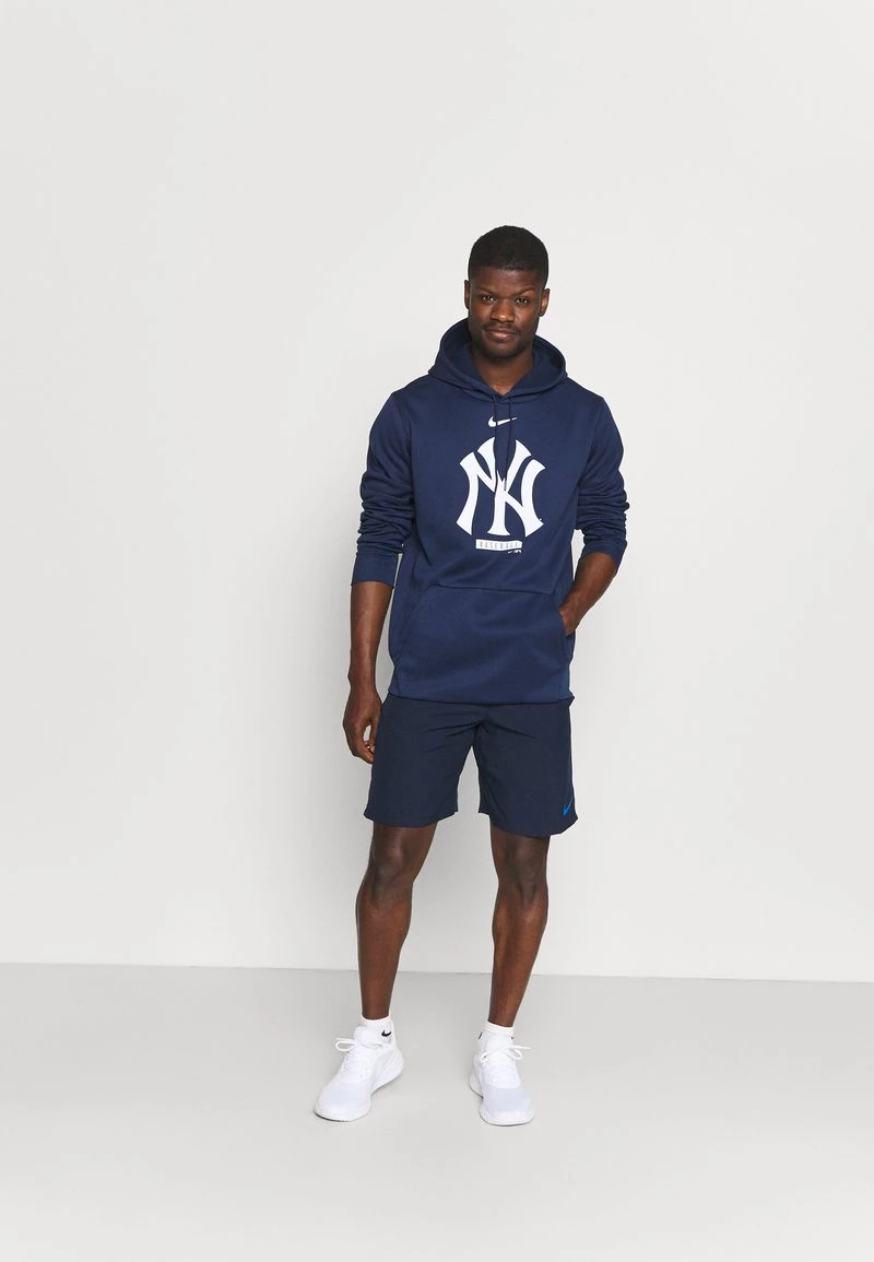 Nike Performance Herren MLB NEW YORK YANKEES LOGO THERMA PERFORMANCE HOODI - Vereinsmannschaften - Midnight Navy 2 Nike Performance Herren MLB NEW YORK YANKEES LOGO THERMA PERFORMANCE HOODI - Vereinsmannschaften - Midnight Navy – Bild 2