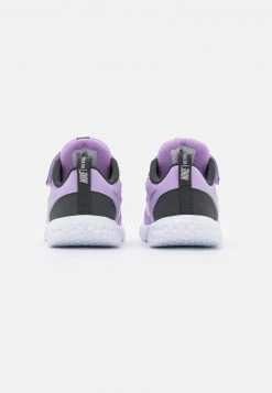 Nike Performance REVOLUTION 5 UNISEX - Laufschuh Neutral - Lilac/metallic Silver/dark Smoke Grey/white -Angebote Nike Store dd342dccddf544678daf401e3ff8326f