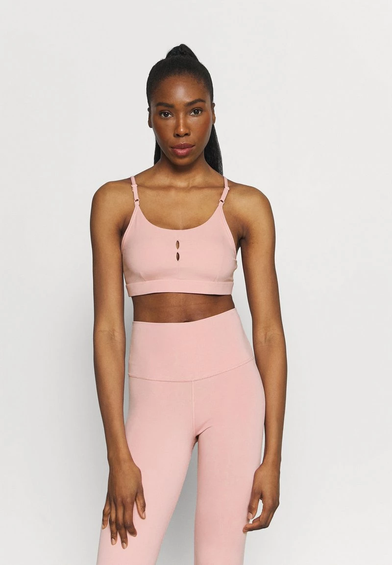 Nike Performance Damen INDY YOGA ESSENTIALS BRA - Sport-BH Mit Leichter Stützkraft - Pink Glaze/rust Pink 1 Nike Performance Damen INDY YOGA ESSENTIALS BRA - Sport-BH Mit Leichter Stützkraft - Pink Glaze/rust Pink