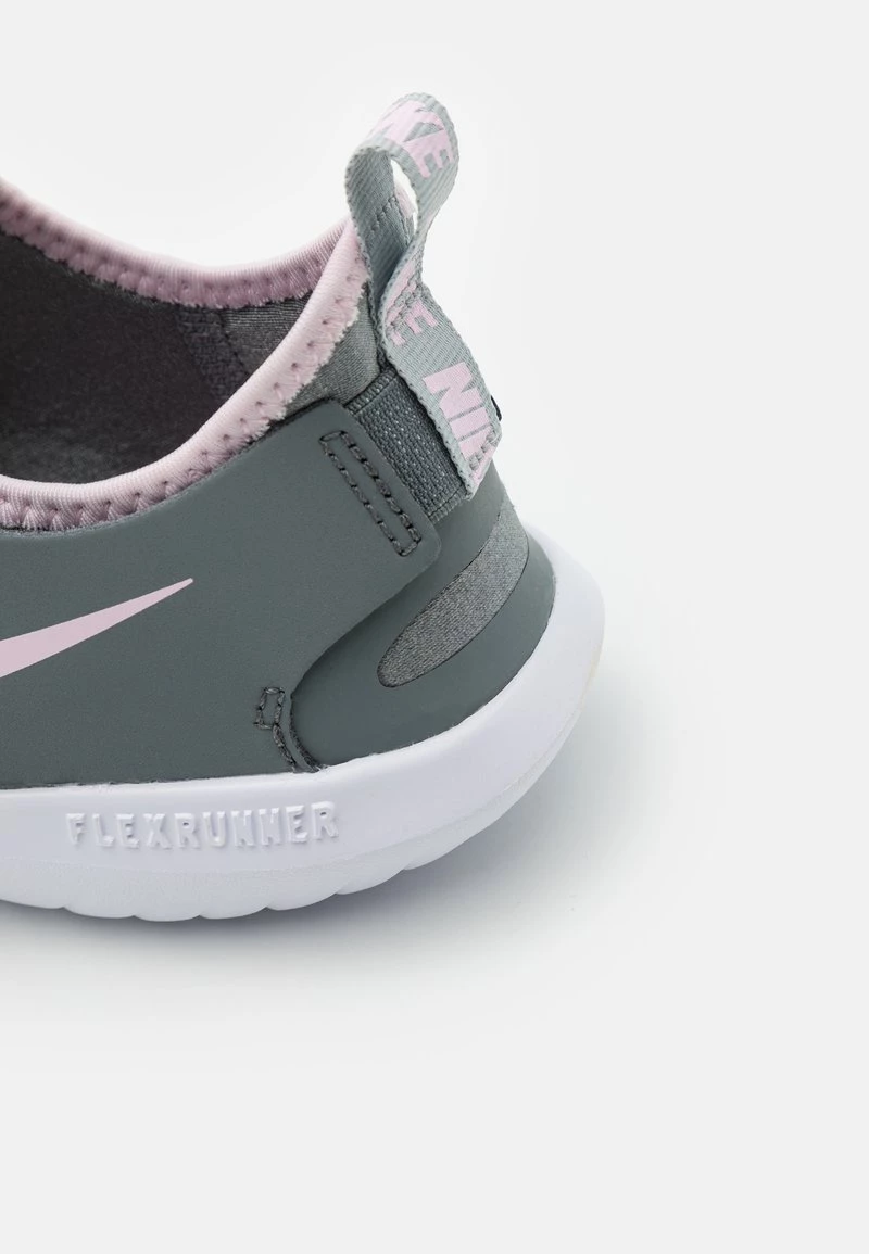 Nike Performance FLEX RUNNER UNISEX - Laufschuh Neutral - Light Smoke Grey/pink Foam/smoke Grey/white 6 Nike Performance FLEX RUNNER UNISEX - Laufschuh Neutral - Light Smoke Grey/pink Foam/smoke Grey/white – Bild 6