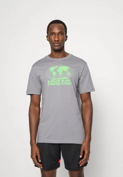 Nike Performance F.C. SEASONAL GRAPHIC TEE - T-Shirt Print - Cool Grey | Herren