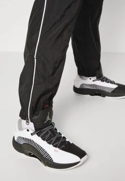 Nike Performance Herren NBA CHICAGO BULLS TRACKSUIT - Vereinsmannschaften - University Red/black/white -Angebote Nike Store e260b2564a72469d887eb8fcb542ed30