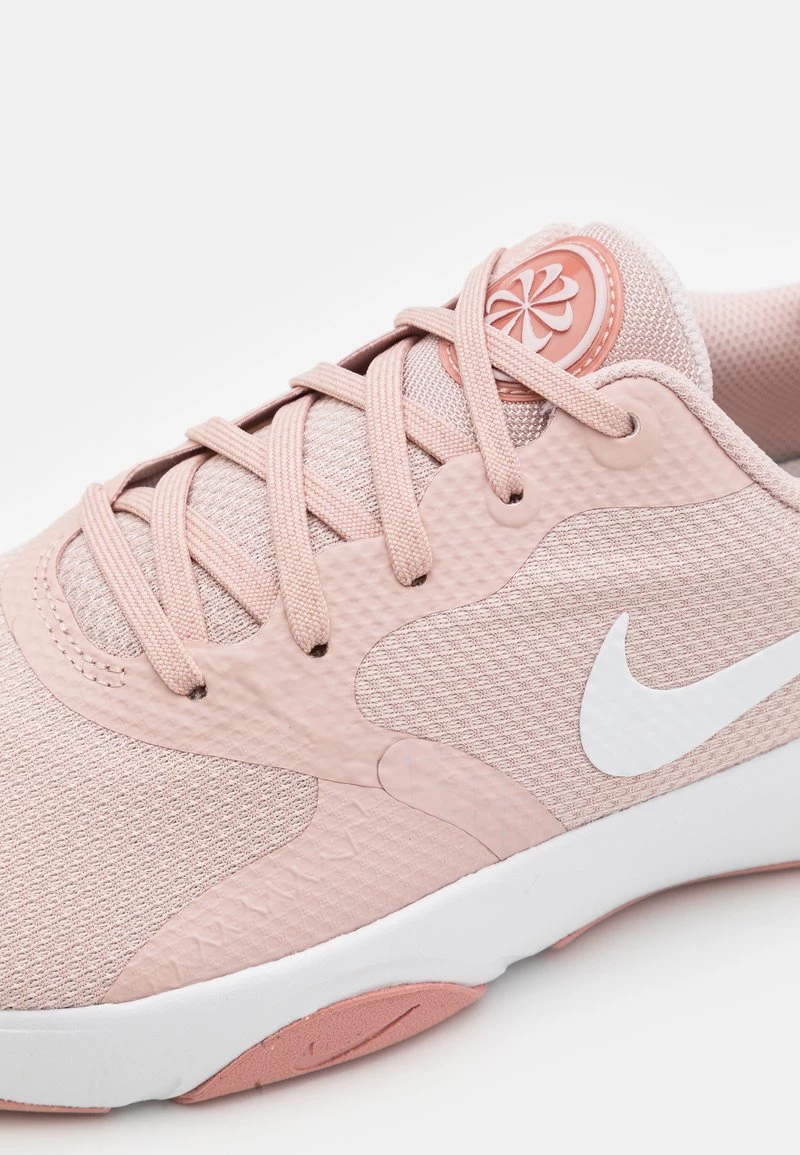 Nike Performance Damen CITY - Trainingsschuh - Pink Oxford/barely Rose/rose Whisper/white 6 Nike Performance Damen CITY - Trainingsschuh - Pink Oxford/barely Rose/rose Whisper/white – Bild 6