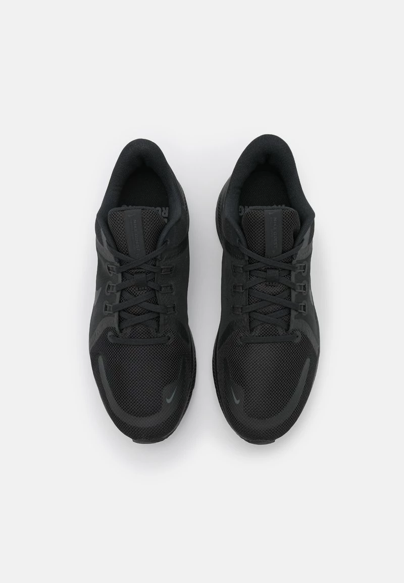Nike Performance Herren QUEST 4 - Laufschuh Neutral - Black/dark Smoke Grey 4 Nike Performance Herren QUEST 4 - Laufschuh Neutral - Black/dark Smoke Grey – Bild 4