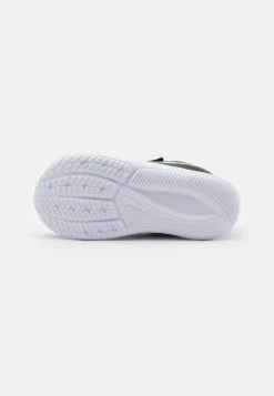 Nike Performance STAR RUNNER 3 UNISEX - Laufschuh Neutral - Black/chrome/dark Smoke Grey/green Strike -Angebote Nike Store e46773de9ee941f98ba26c54385ad877