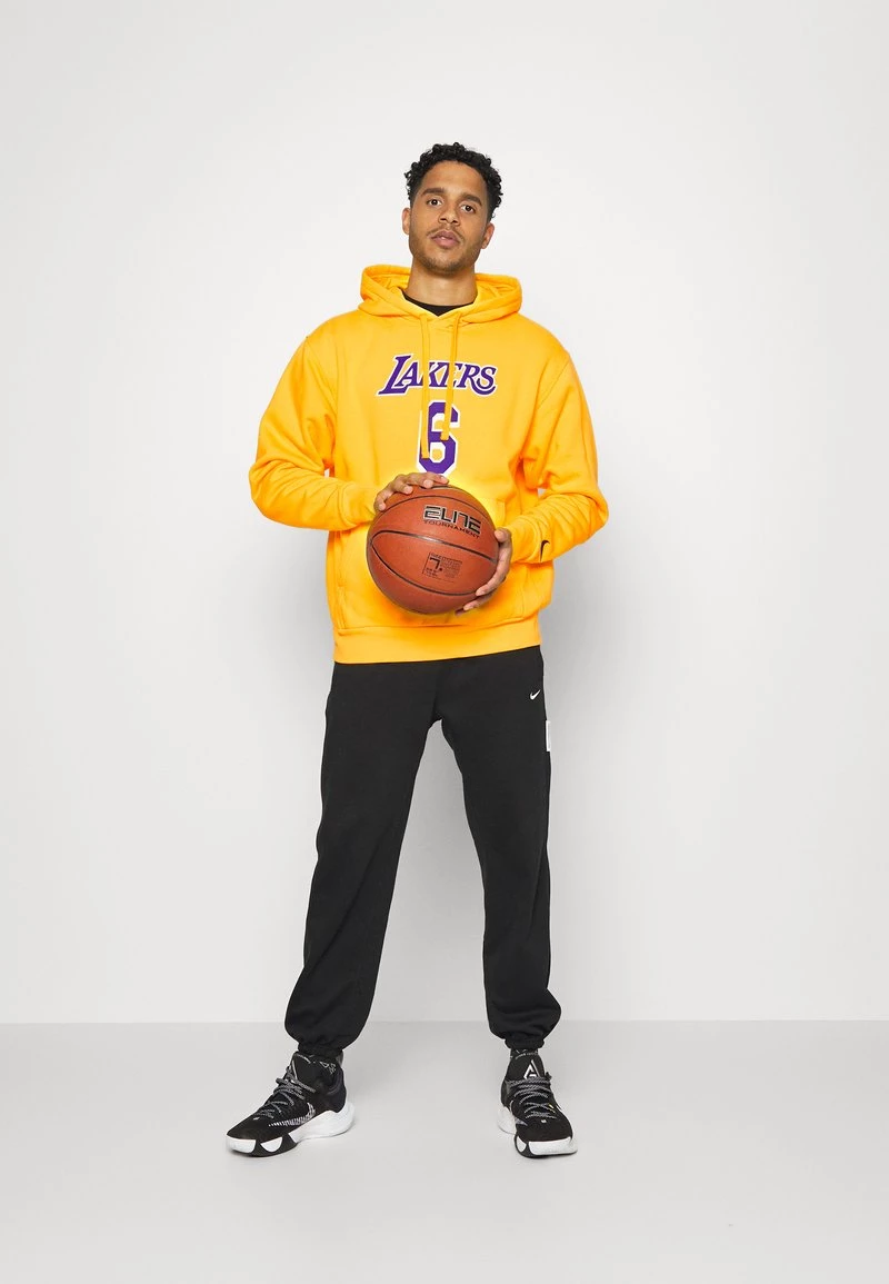 Nike Performance Herren NBA LOS ANGELES LAKERS ICON NAME & NUMBER HOODIE - Vereinsmannschaften - Amarillo 2 Nike Performance Herren NBA LOS ANGELES LAKERS ICON NAME & NUMBER HOODIE - Vereinsmannschaften - Amarillo – Bild 2