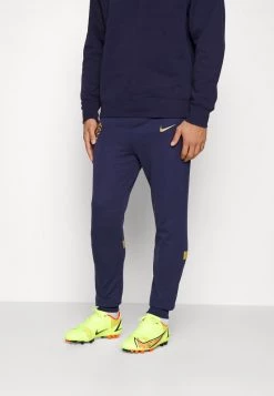 Nike Performance CHELSEA LONDON TRAVEL PANT - Jogginghose - Blackened Blue/jersey Gold | Herren