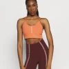 Nike Performance Damen INDY EYELET BRA - Sport-BH Mit Leichter Stützkraft - Apricot Agate/arctic Orange