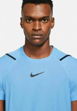 Nike Performance Herren M SS NPC - T-Shirt Print - Blau -Angebote Nike Store eb852b846daf4d07927721140c24f6f2