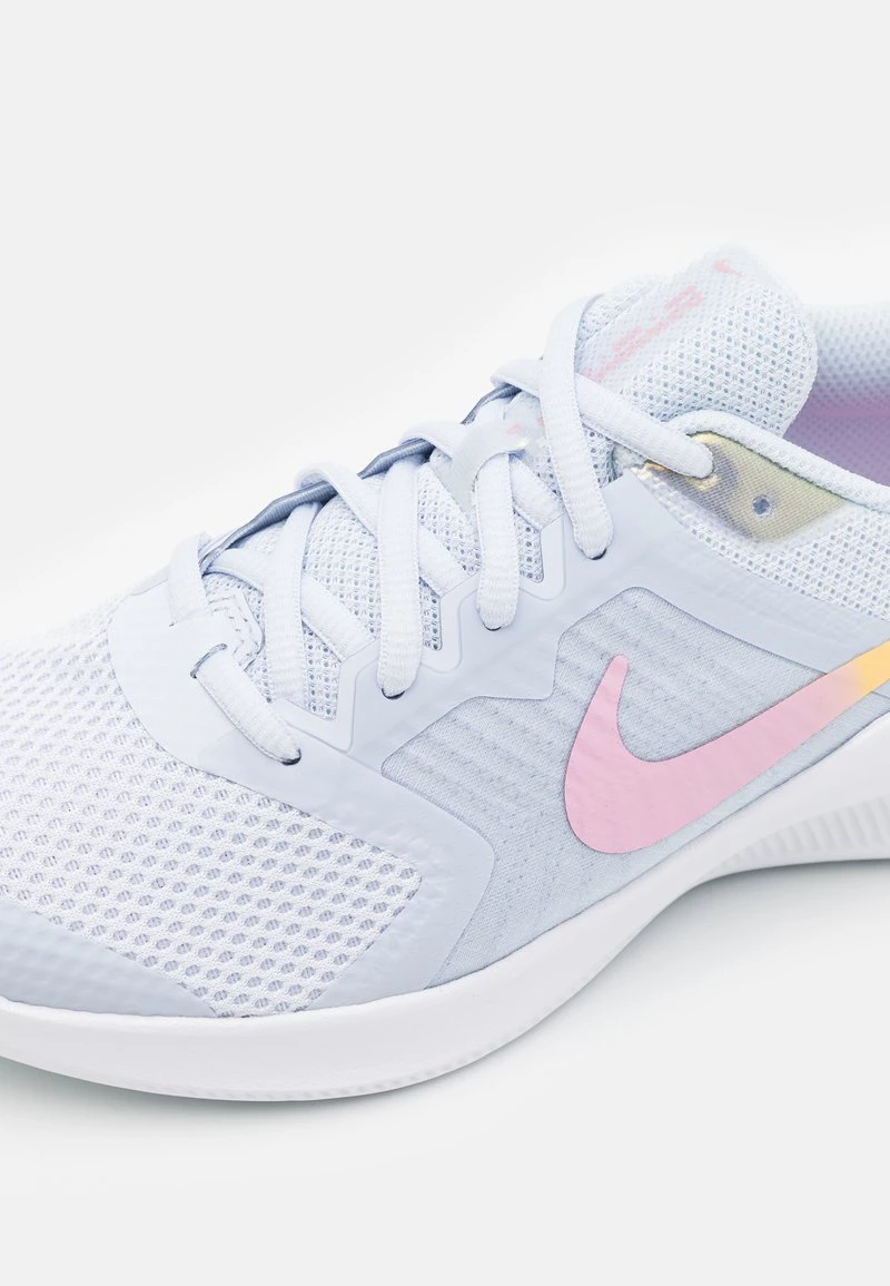 Nike Performance DOWNSHIFTER 11 SE UNISEX - Laufschuh Neutral - Football Grey/multicolor/white/crimson Tint 6 Nike Performance DOWNSHIFTER 11 SE UNISEX - Laufschuh Neutral - Football Grey/multicolor/white/crimson Tint – Bild 6