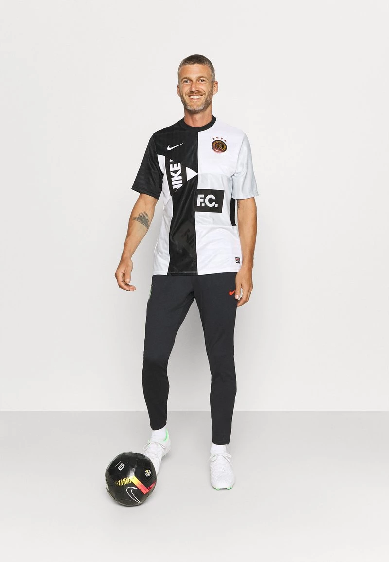 Nike Performance Herren FC PANT - Jogginghose - Black/iridescent/habanero Red 2 Nike Performance Herren FC PANT - Jogginghose - Black/iridescent/habanero Red – Bild 2