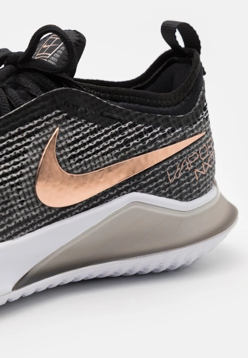 Nike Performance Damen REACT VAPOR NXT - Multicourt Tennisschuh - Black/white/metallic Red Bronze 6 Nike Performance Damen REACT VAPOR NXT - Multicourt Tennisschuh - Black/white/metallic Red Bronze – Bild 6