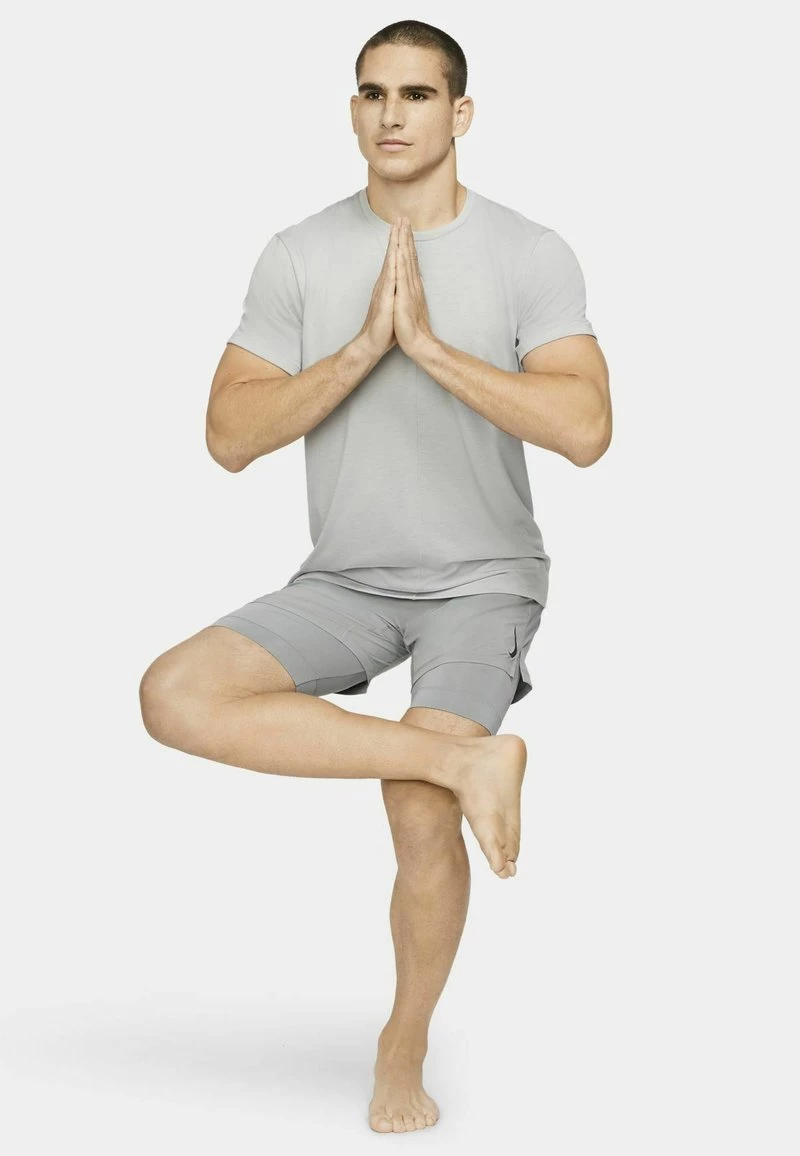 Nike Performance Herren Kurze Sporthose - Particle Grey/black 2 Nike Performance Herren Kurze Sporthose - Particle Grey/black – Bild 2