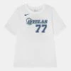 Nike Performance NBA DALLAS MAVERICKS LUKA DONCIC ESSENTIAL MIXTAPE TEE UNISEX - Vereinsmannschaften - White