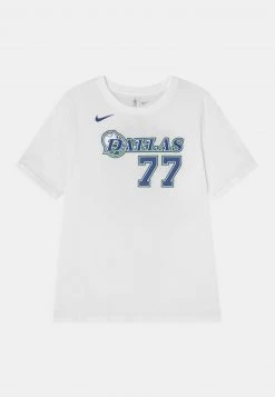 Nike Performance NBA DALLAS MAVERICKS LUKA DONCIC ESSENTIAL MIXTAPE TEE UNISEX - Vereinsmannschaften - White
