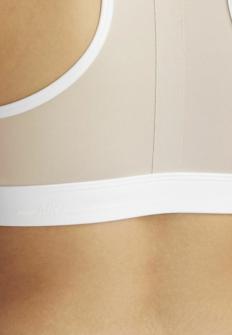 Nike Performance NIKE DRI-FIT AIR FORCE MET VETERS EN MEDIUM ON - Bustier - Fossil Stone White Saturn Gold White | Damen 5 Nike Performance NIKE DRI-FIT AIR FORCE MET VETERS EN MEDIUM ON - Bustier - Fossil Stone White Saturn Gold White | Damen – Bild 5