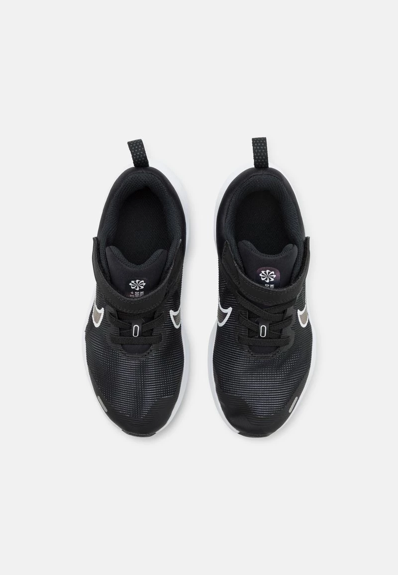 Nike Performance DOWNSHIFTER 12 NN UNISEX - Laufschuh Neutral - Black/white/dark Smoke Grey 4 Nike Performance DOWNSHIFTER 12 NN UNISEX - Laufschuh Neutral - Black/white/dark Smoke Grey – Bild 4