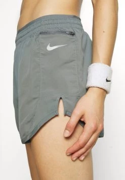 Nike Performance Damen Kurze Sporthose - Smoke Grey/smoke Grey/silver -Angebote Nike Store fa4d4bcc99784f1fb8498657d35cfc4c