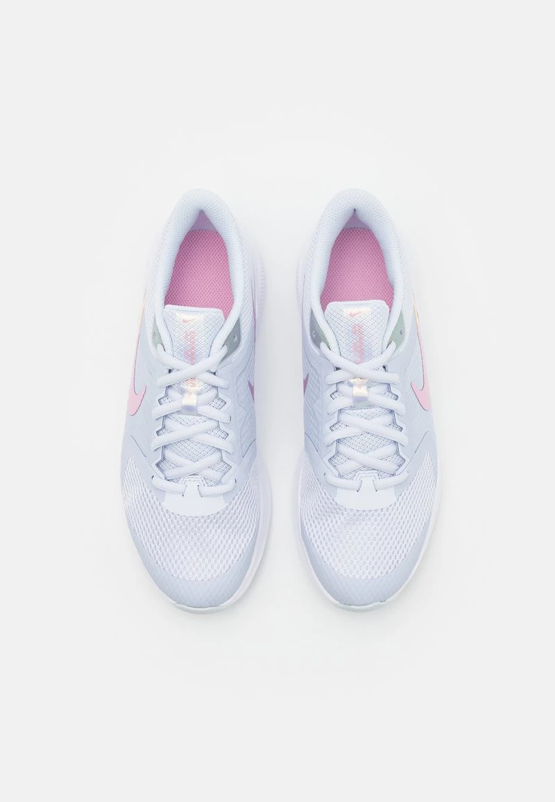 Nike Performance DOWNSHIFTER 11 SE UNISEX - Laufschuh Neutral - Football Grey/multicolor/white/crimson Tint 4 Nike Performance DOWNSHIFTER 11 SE UNISEX - Laufschuh Neutral - Football Grey/multicolor/white/crimson Tint – Bild 4