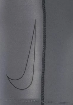 Nike Performance Herren SHORT - Panties - Iron Grey/black 5 Nike Performance Herren SHORT - Panties - Iron Grey/black -Angebote Nike Store fae1347a03ac4ee79f4e4140bb162ce5