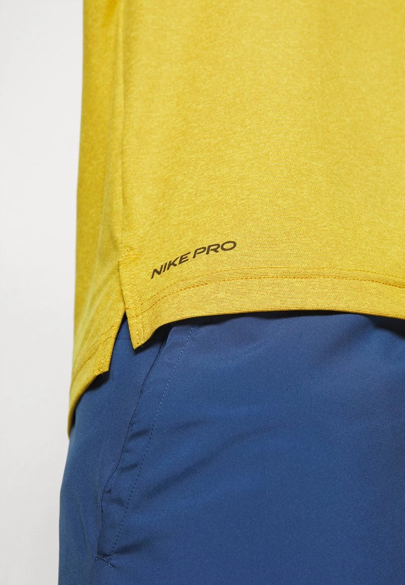 Nike Performance Herren T-Shirt Basic - Tawny/dark Sulfur/heather/black 6 Nike Performance Herren T-Shirt Basic - Tawny/dark Sulfur/heather/black – Bild 6