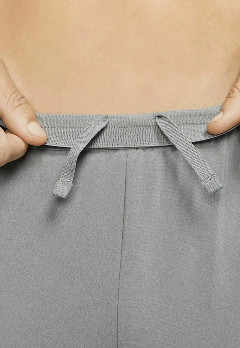 Nike Performance Herren Kurze Sporthose - Particle Grey/black 8 Nike Performance Herren Kurze Sporthose - Particle Grey/black – Bild 8