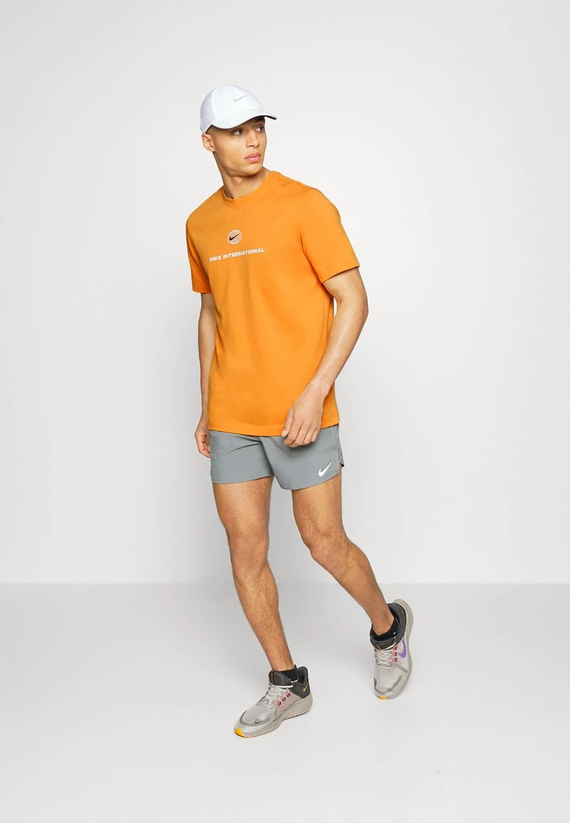 Nike Performance Herren TEE HERITAGE - Sport T-shirt - Light Curry 2 Nike Performance Herren TEE HERITAGE - Sport T-shirt - Light Curry – Bild 2