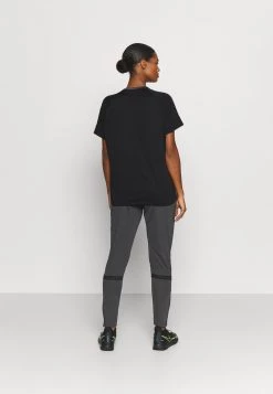 Nike Performance Damen PARIS ST GERMAIN LIFESTYLE - Vereinsmannschaften - Black/dark Grey/siren Red 8 Nike Performance Damen PARIS ST GERMAIN LIFESTYLE - Vereinsmannschaften - Black/dark Grey/siren Red -Angebote Nike Store fdb83a870066452a83d267e2b03330a4