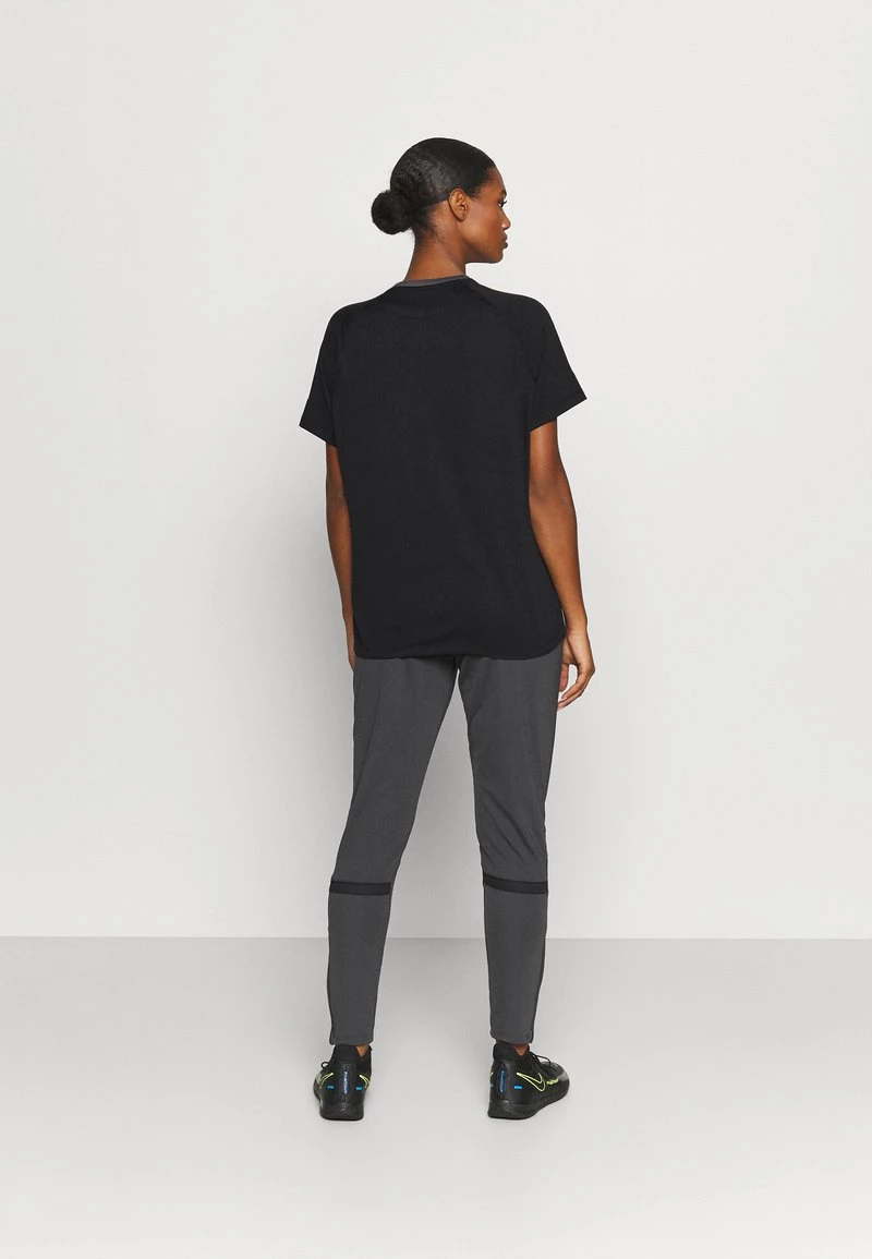 Nike Performance Damen PARIS ST GERMAIN LIFESTYLE - Vereinsmannschaften - Black/dark Grey/siren Red 3 Nike Performance Damen PARIS ST GERMAIN LIFESTYLE - Vereinsmannschaften - Black/dark Grey/siren Red – Bild 3