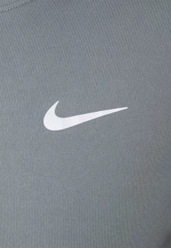 Nike Performance Herren MILER - Langarmshirt - Smoke Grey/silver 5 Nike Performance Herren MILER - Langarmshirt - Smoke Grey/silver -Angebote Nike Store fec1b3ac4bbd4e90a7d629cb4aca8fa6