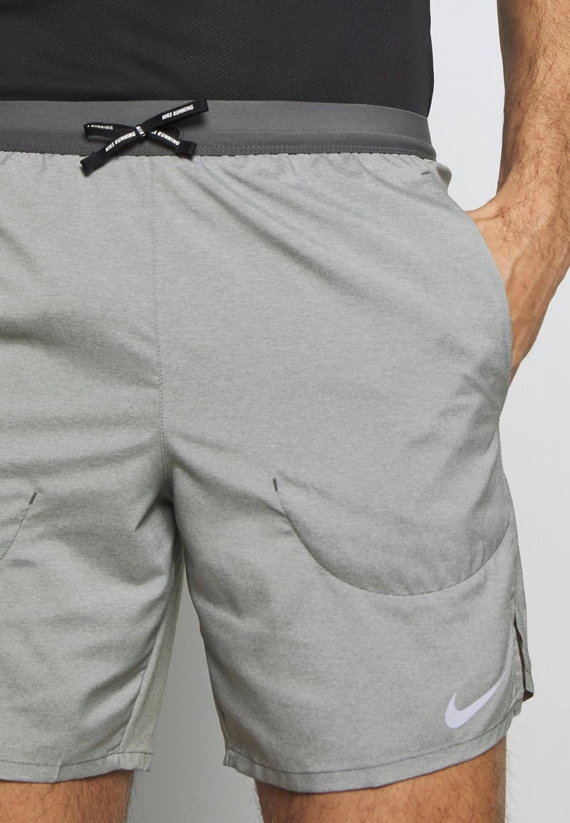 Nike Performance Herren M DF FLX STRIDEIN BF - Kurze Sporthose - Iron Grey/heather/reflective Silver 4 Nike Performance Herren M DF FLX STRIDEIN BF - Kurze Sporthose - Iron Grey/heather/reflective Silver – Bild 4