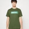 Nike Performance Herren TEE ESSENTIALS - T-Shirt Print - Carbon Green