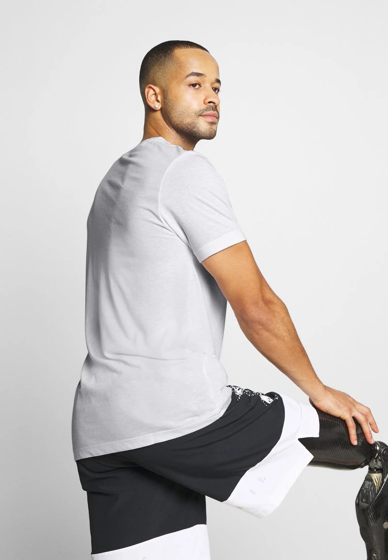 Nike Performance Herren TEE ATHLETE - T-Shirt Print - White/university Red 5 Nike Performance Herren TEE ATHLETE - T-Shirt Print - White/university Red – Bild 5